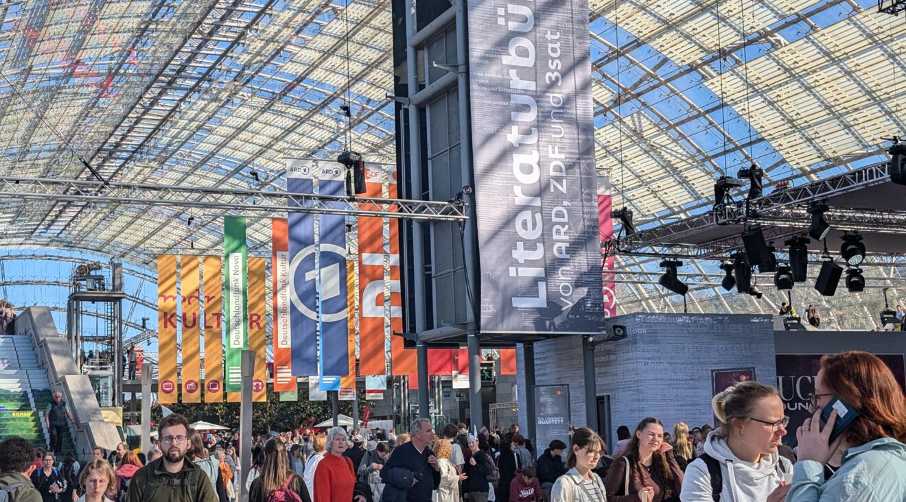Ansicht einer Messehalle mit Publikum, Leipziger Buchmesse.