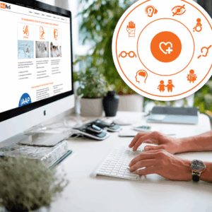 Jemand sieht sich die barrierefreie Webseite von Heires an