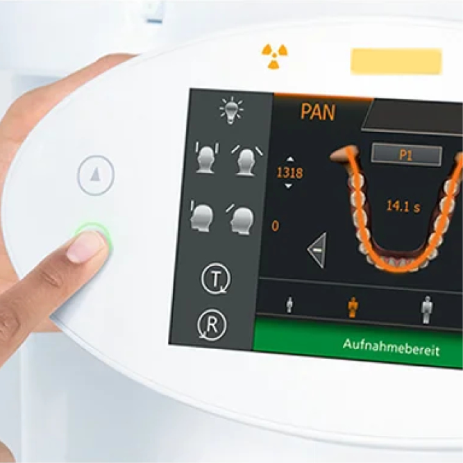 Ansicht der Oberfläche des 3D-Röngten-Gerätes, es zeigt eine Draufsicht eines Kiefers, darunter den Schriftzug 'Aufnahmebereit';