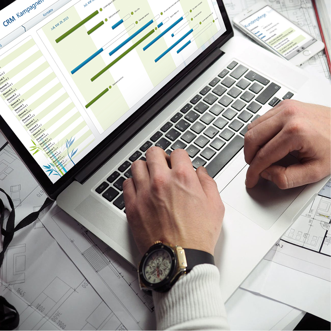 Nahaufnahme eines Laptops, sowie zweier Hände, die diesen bedienen, der Laptop zeigt die neue Oberfläche.