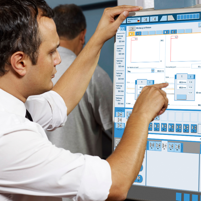 Nahaufnahme eines Arbeiters, der das neue Design des Programms zum Einrichten von Spritzgussaufträgen bedient.